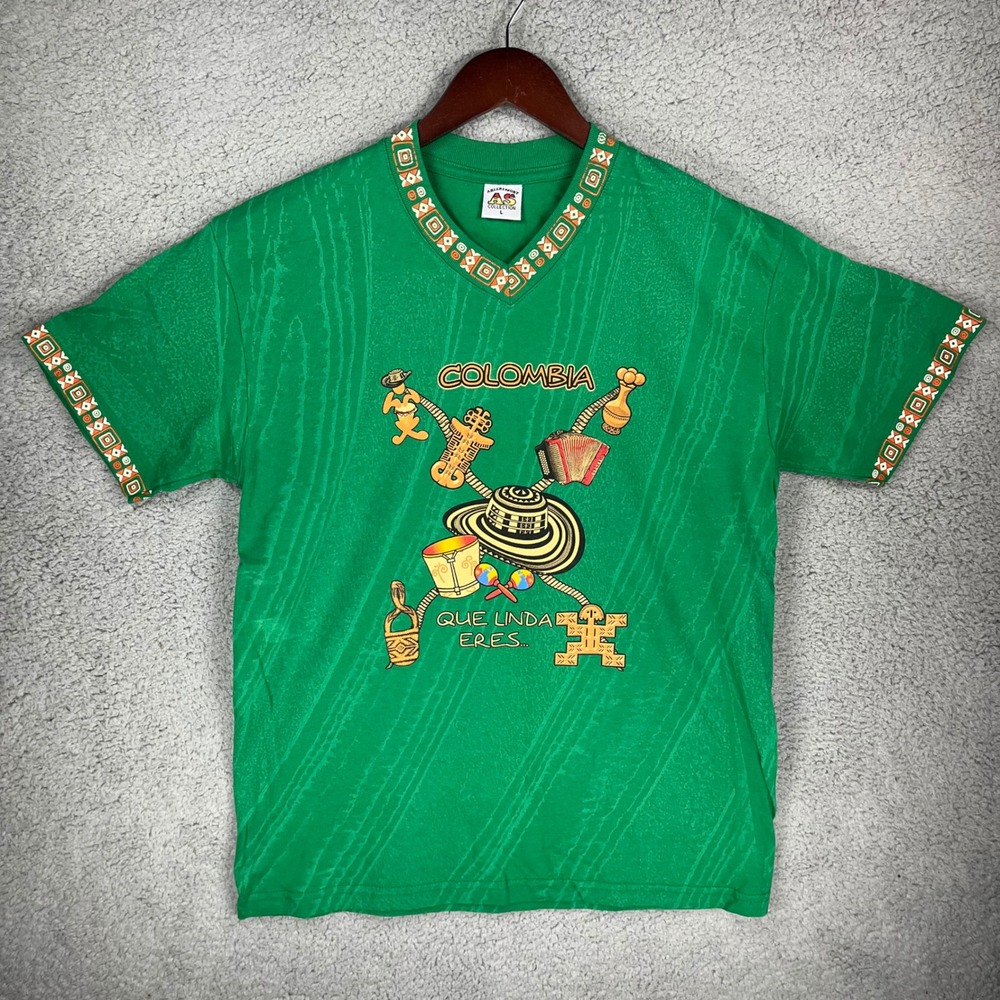 Ariari Sport Colombia Que Linda Eres Green V-Neck Graphic T-Shirt Large